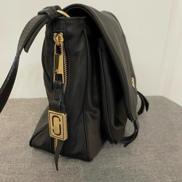 Marc Jacobs Black Nylon Flap Messenger Bag with Gold Logo - Picture 5 of 7